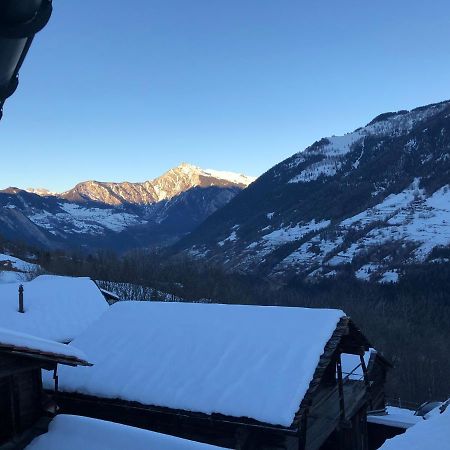 Grand appartement avec terrasse à Chez-Les-Reuses Orsières Esterno foto